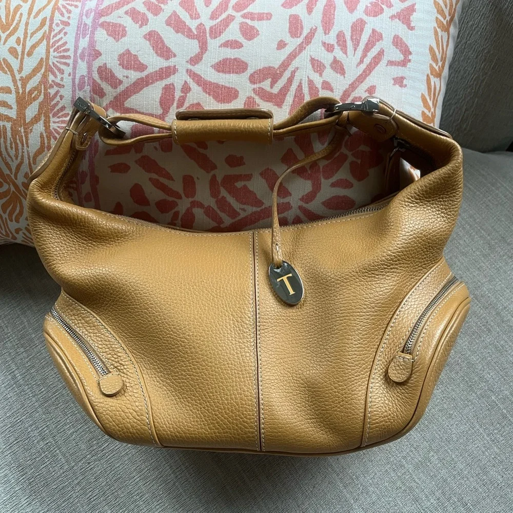 Tod’s Butterscotch Colored Pebbled Leather Hobo Bag. - Picture 3 of 16